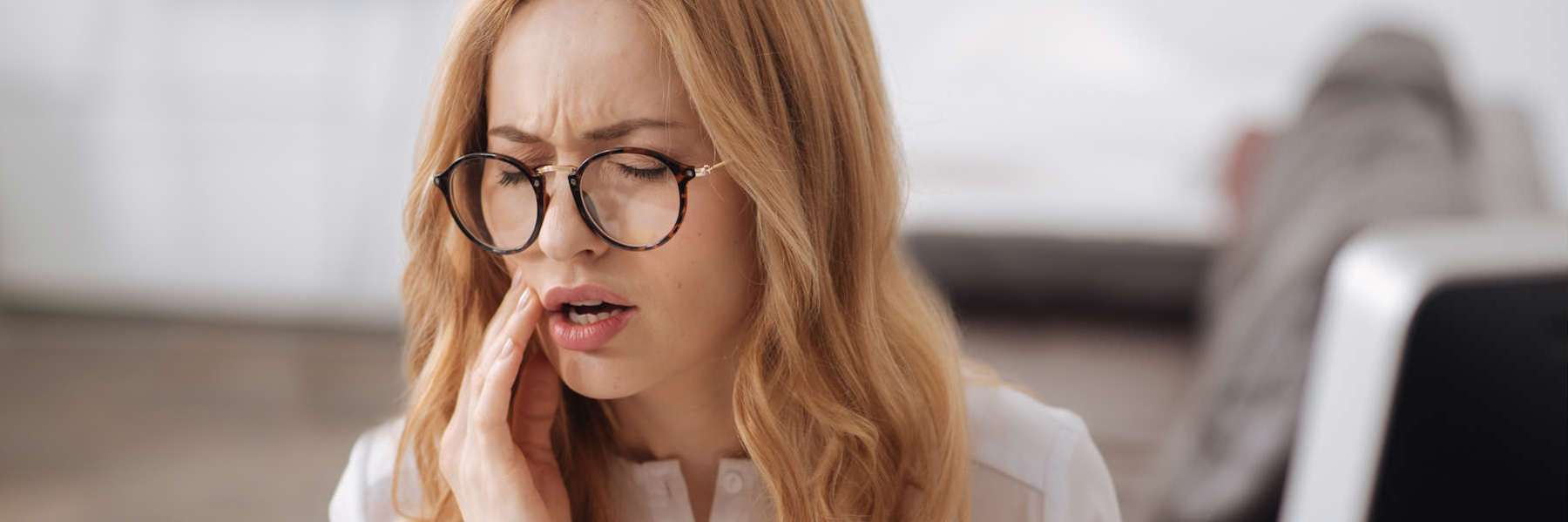 Woman with severe tooth pain, illustrating the need for Emergency Dentistry in Roseville.